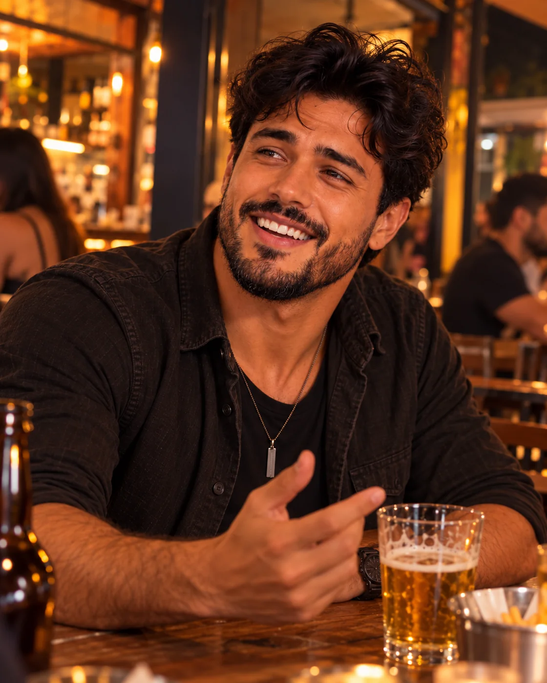 Antônio Carlos sorrindo à mesa